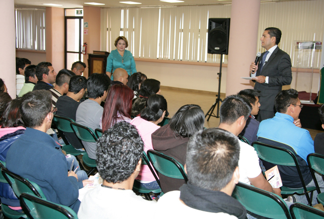 Ante alumnos y profesores de la Universidad Politécnica del Valle de Toluca.