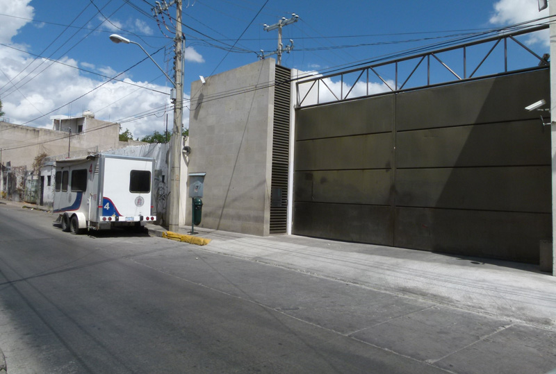 La caseta está colocada junto a la entrada de la empresa Botas Comando, de José Abugaber.