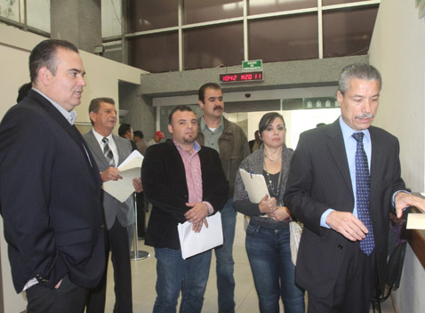 Diputados locales acompañaron a hacer la denuncia contra los funcionarios. 