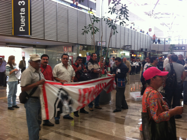 Ex trabajadores de Mexicana exigen el pago de pensiones. 