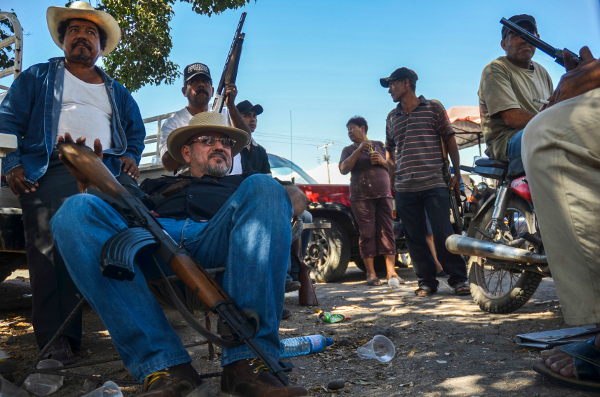 Hipólito Mora afirmó que no salió huyendo del rancho Los Palmares y que viajó al DF a petición del gobierno federal.