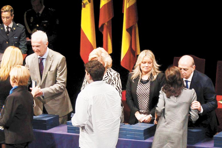 Los afectados recibieron la víspera condecoraciones en Madrid.