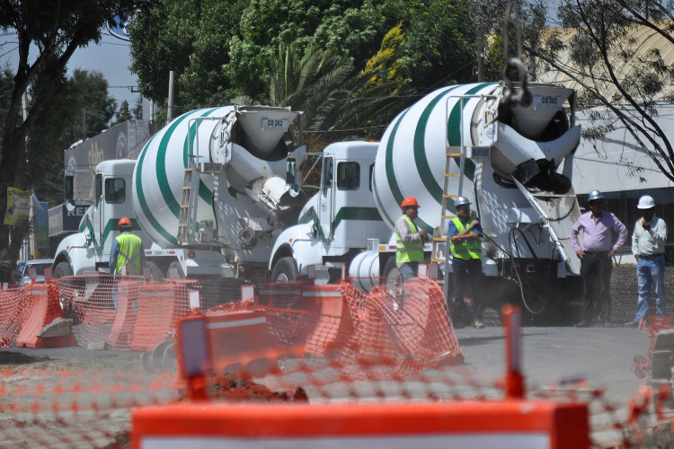Los trabajos de excavación para el distribuidor vial en Cholula.