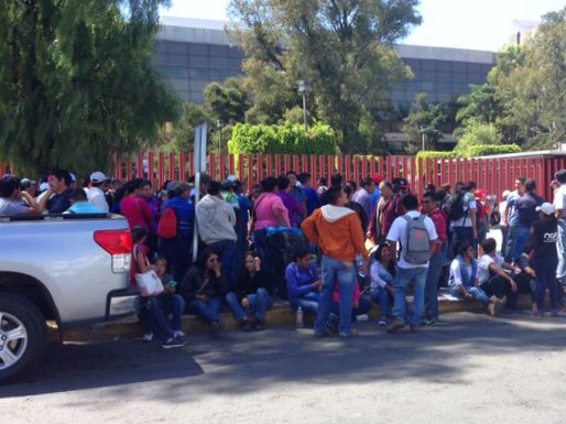 Maestros de la CNTE en el acceso principal a San Lázaro
