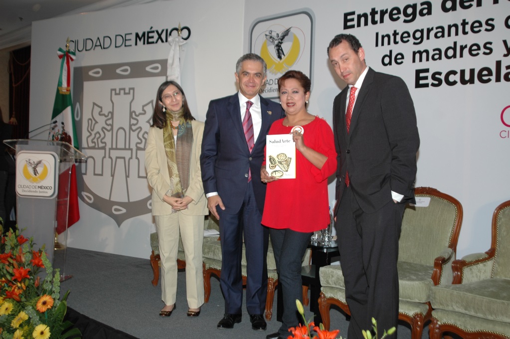 Mancera durante la entrega de los recetarios