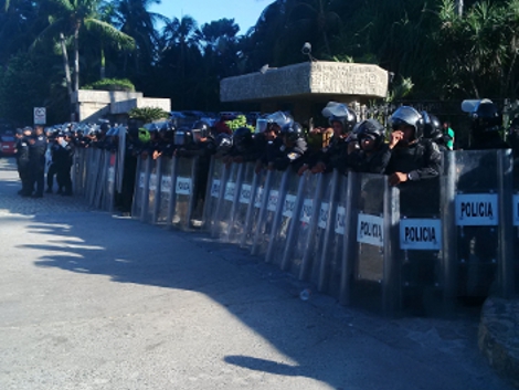 Policías resguardan el Centro Internacional Acapulco.