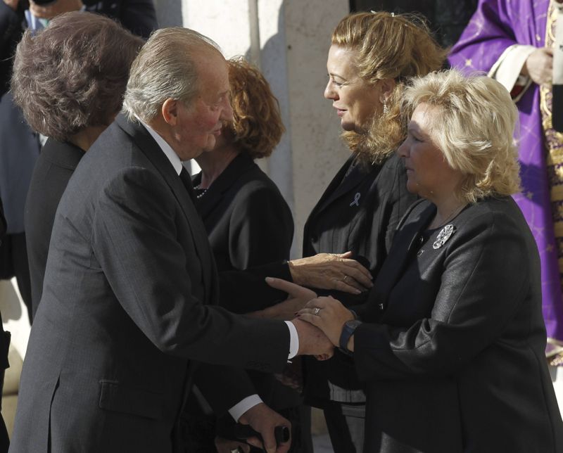 El rey Juan Carlos saluda a la presidenta de la Asociación de Víctimas del Terrorismo (AVT), Ángeles Pedraza