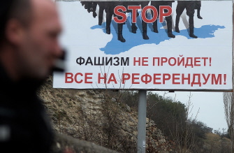 "STOP, fascistas no pasarán, vamos todos al referéndum" dice el cartel a la entrada de Sebastopol, en Crimea