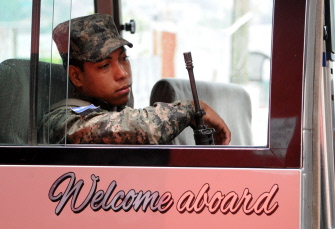Un soldado hace guardia dentro de un autobús en Tegucigalpa