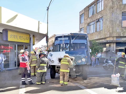 En el accidente del Centro, al parecer uno de los conductores no respetó la luz roja del semáforo. 