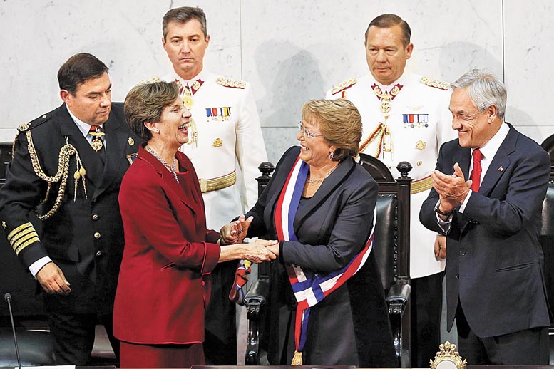 En emotivo acto en el Congreso, Allende (izq.) felicitó a Bachelet, junto al saliente Sebastián Piñera.