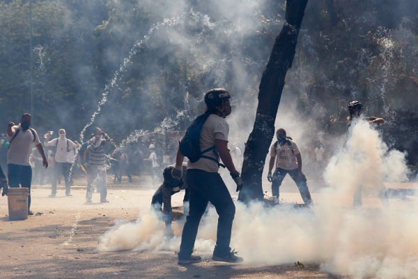 Policías se enfrentan con estudiantes en Venezuela