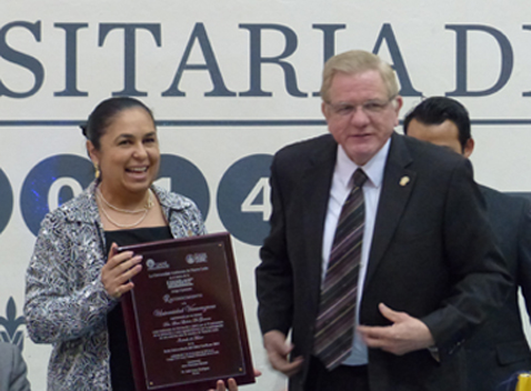 Sara Ladrón de Guevara González, rectora de la UV, al recibir un reconocimiento. 