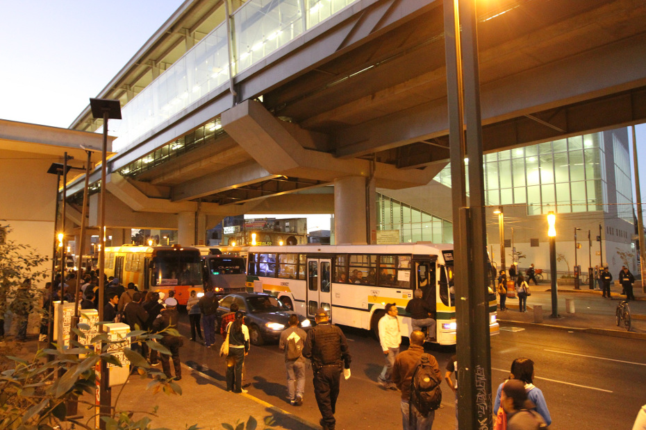 Los usuarios de la Línea 12 del Metro viven una mañana de retrasos de hasta 40 minutos, debido a que está saturado el servicio provisional de la Red d