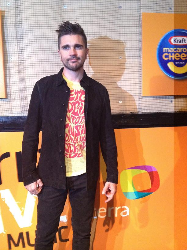 El cantautor colombiano lanzó el martes al mercado "Loco de Amor".
