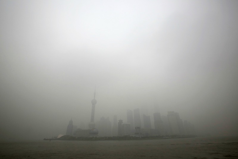 El Distrito Financiero Lujiazui es cubierto por el smogen Shanghai, China.