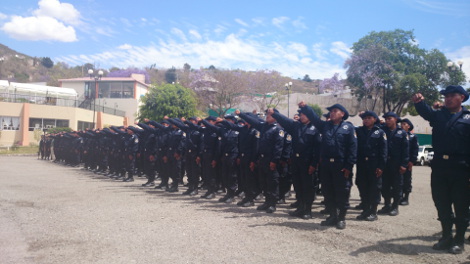 El gobernador tomó la protesta de los primeros 200 policías rurales. 