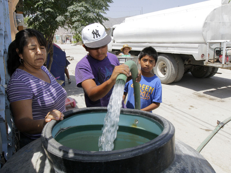 Exigen agua potable, drenaje, pavimentación y alumbrado público.