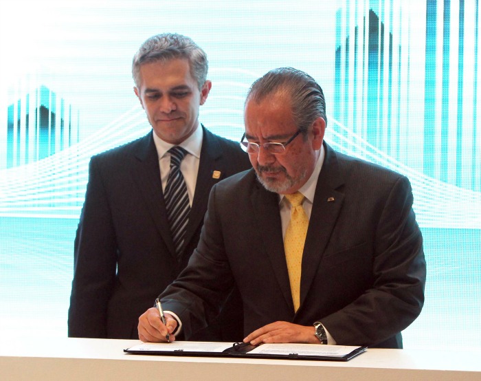 El jefe de Gobierno del DF encabezó la donación oficial de terrenos junto con el rector general de la UAM, Salvador Vega y León.