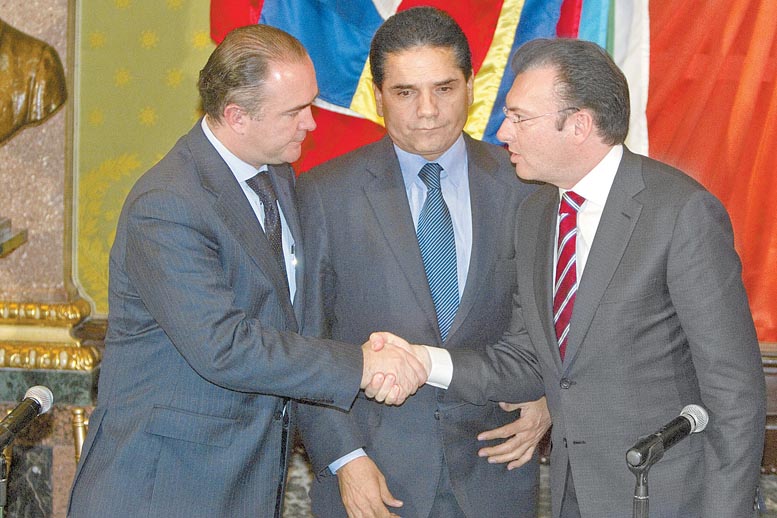 Luis Alberto Villarreal, Silvano Aureoles y Luis Videgaray, ayer en Palacio Nacional.