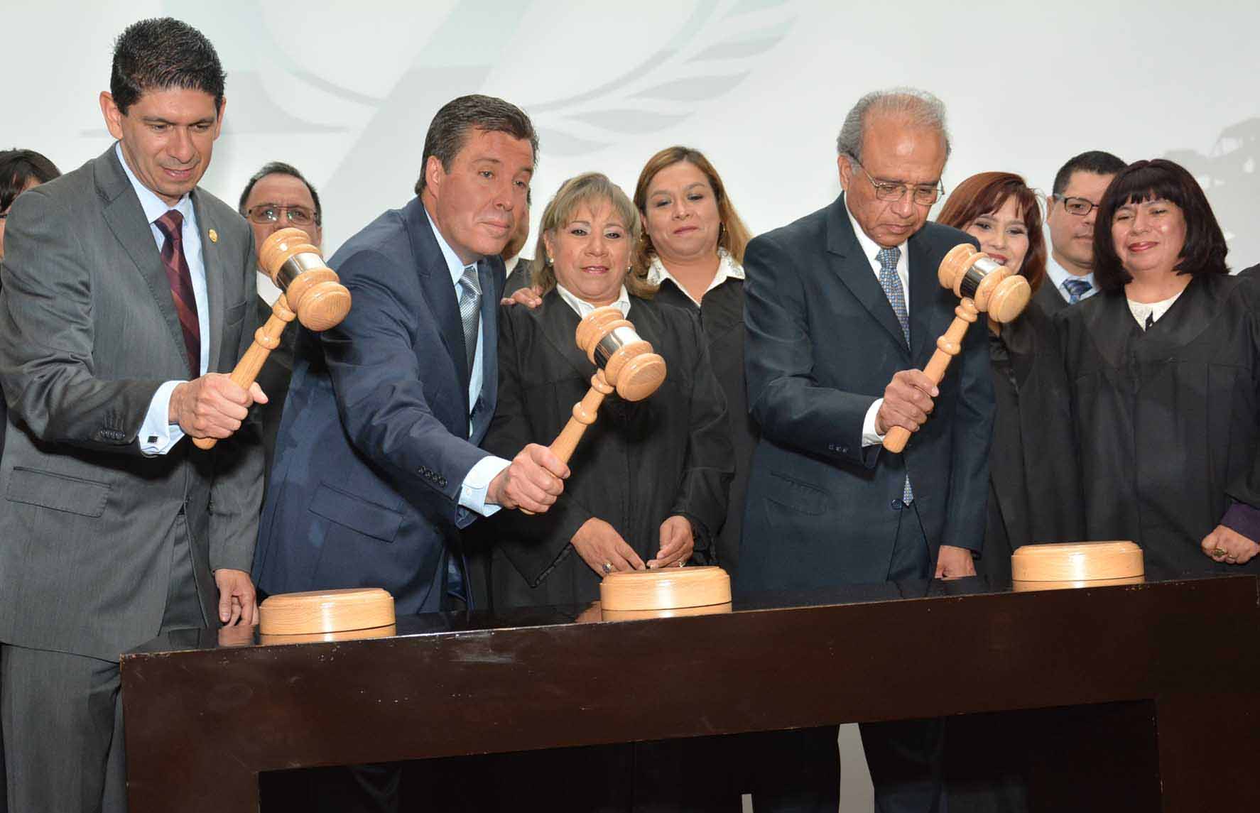 Dan el malletazo: Galo Carrillo, Miguel Márquez y Miguel Valadez (izquierda a derecha)