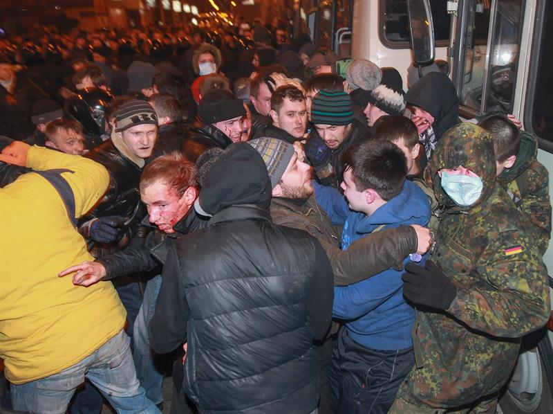 Manifestantes de Single Ukraine chocan hoy con un grupo de simpatizantes de Rusia en el centro de Donetsk 