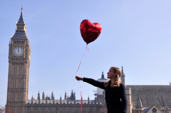 Mili Baxter, una niña de nueve años, suelta un globo rojo ante el parlamento británico, en Londres, en recuerdo del tercer aniversario de la guerra en
