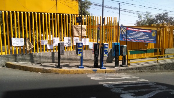 Profesores del CCH Sur pusieron mantas y carteles de protesta en ese plantel como parte de las acciones del paro que sostienen. 