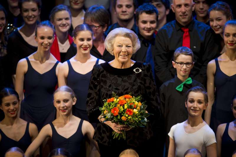Beatriz de Holanda posa con los estudiantes del Conservatorio Real de La Haya