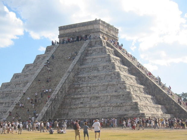 En Chichén Itzá, se puede observar el descenso de la serpiente emplumada en las escaleras de la pirámide de Kukulkán, una de los fenómenos más llamati