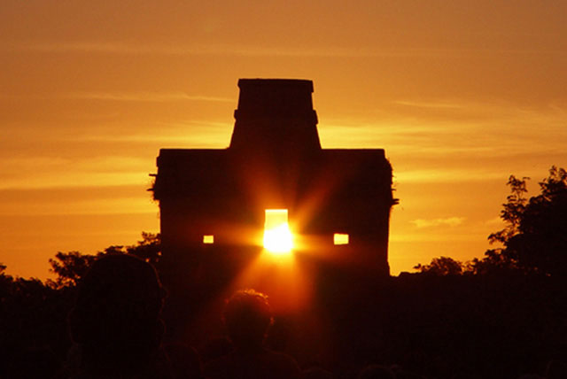 Dzibilchaltún, es un escenario arqueológico, donde el equinoccio tiene una expresión luminoso muy importante. Pues el sol pasa por las puertas y venta