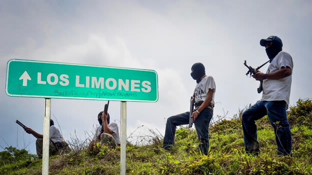 Integrantes de las 'autodefensas' a orillas de "Los Limones"