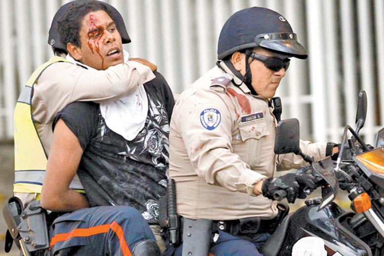 Miembros de la policía nacional capturan a un opositor ayer en las calles de la capital venezolana.