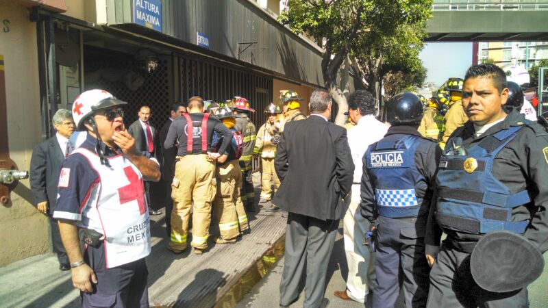 Personas desalojadas por el incendio en el estacionamiento de Pemex