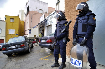 Policías españoles, durante la operación contra la célula yihadista en la ciudad española de Melilla