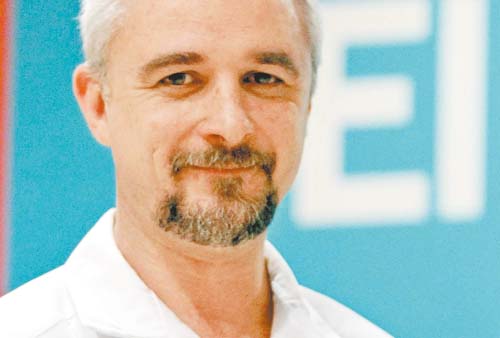El director detalló su plan.