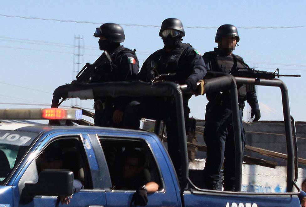 Exitosa intervención de policías federales para detener a elementos en delito flagrante.