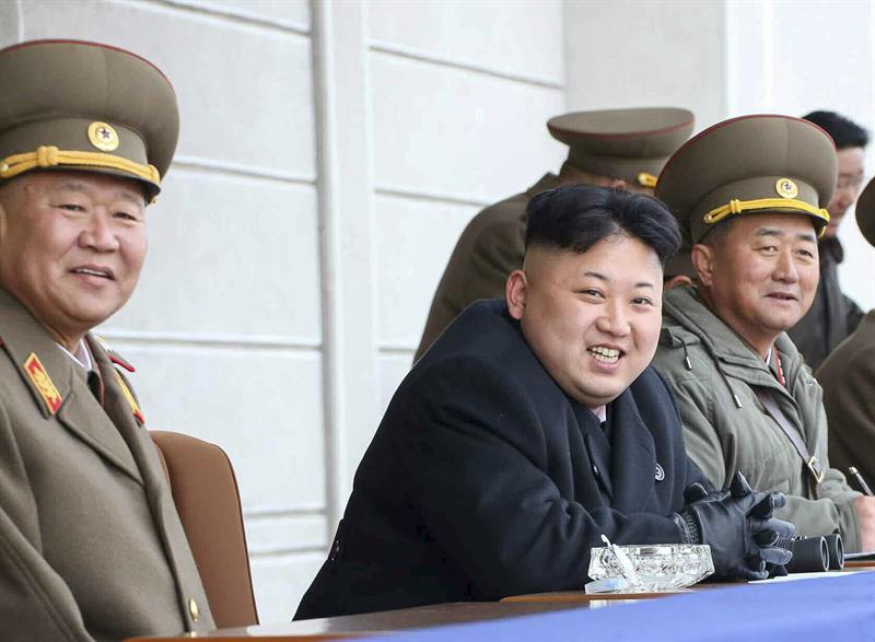 El líder norcoreano Kim Jong-un (c) observa una práctica de tiro en la Academia Militar, en Pyongyang 
