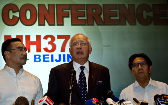 El primer ministro malayo, Najib Razak (c), durante la rueda de prensa en un hotel cercano al aeropuerto de Kuala Lumpur, en Sepang 