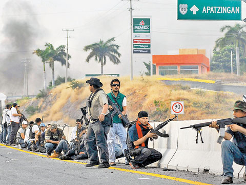 Autodefensas en la entrada de Apatzingán, municipio donde nació el capo el 8 de marzo de 1970. 