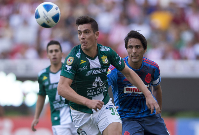 Chivas le lleva un gol de ventaja a los esmeraldas.