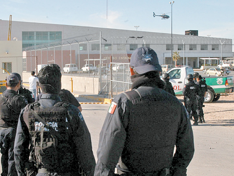 El operativo que se desplegó en el Cefereso 9 por parte de elementos de la PF contó con patrullajes aéreos. 