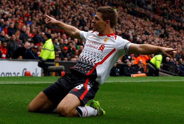 Steven Gerrard celebra uno de sus dos goles en Old Trafford 