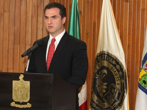 Adrián de la Garza Santos quiere seguir en el servicio público.