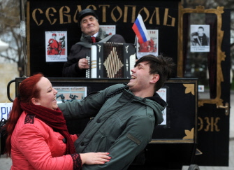 Un hombre toca el acordeón mientras la gente celebra el resultado del referéndum de Crimea en Sebastopol
