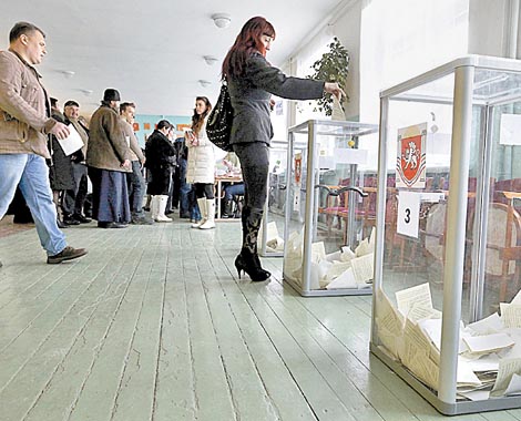 La población de Crimea acudió masivamente a votar ayer. 