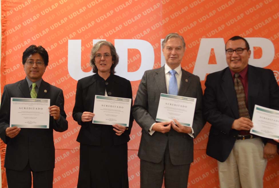 El rector de la Udlap, Luis Ernesto Derbes, recibió las certificaciones.