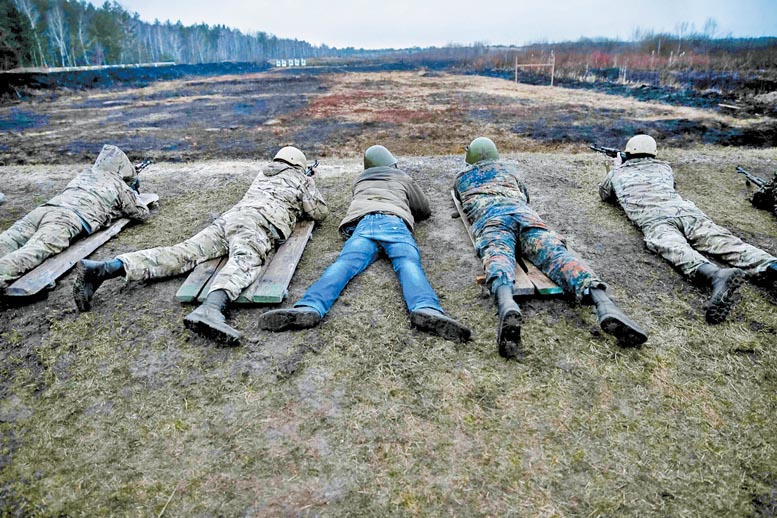  'Autodefensas' ucranianas reciben adiestramiento en el campo de tiro de Novi Petrivtsi, cerca de Kiev. 