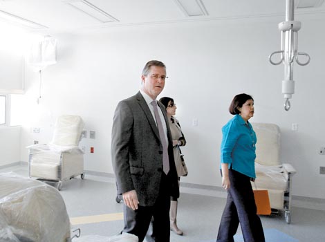 Derrick E. Parker, vicepresidente de Desarrollo de Negocios del BCM, recorrió la nueva torre del Incan.