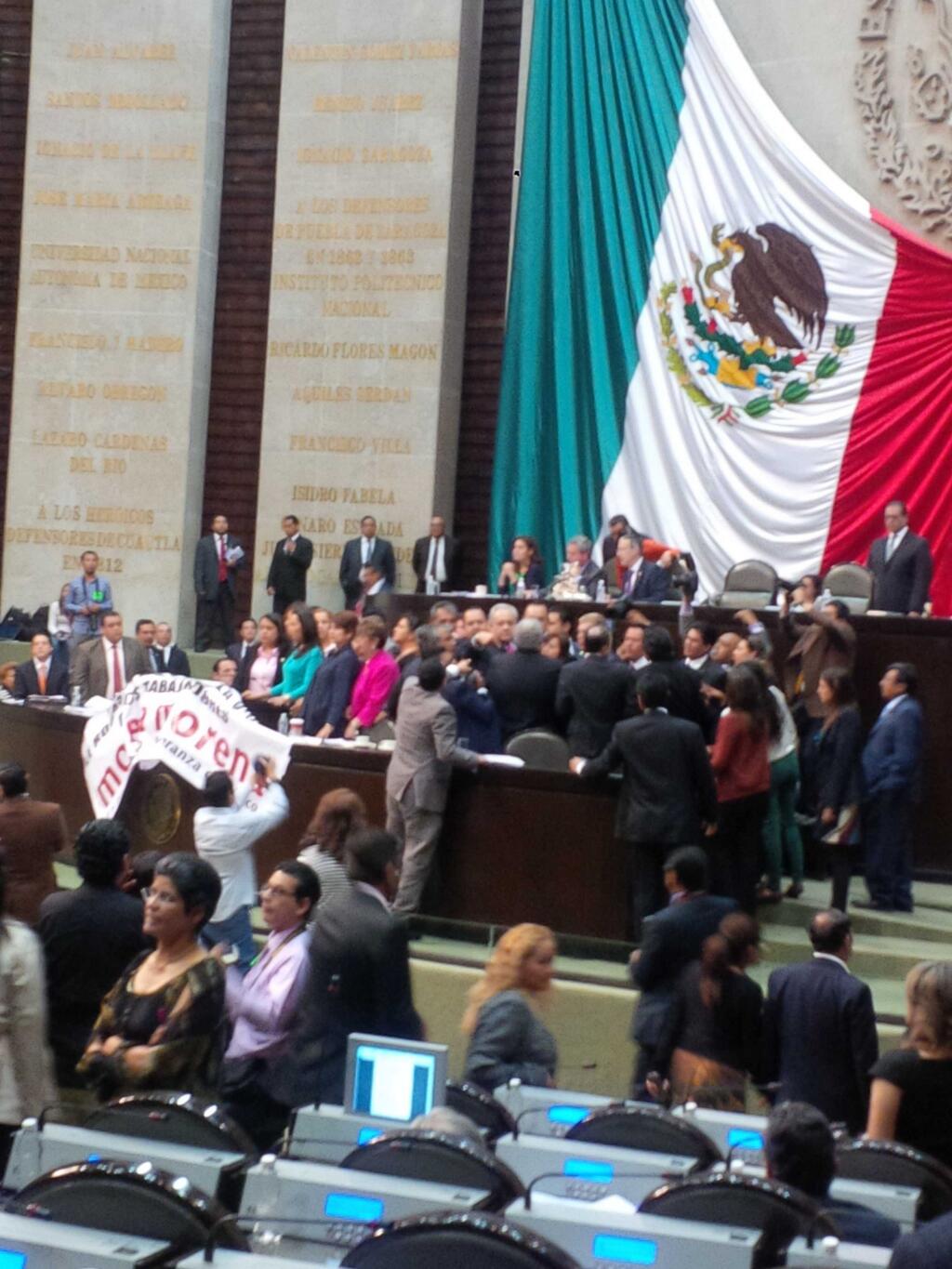 Durante la discusión diputados del PRI, PRD MC y PT protagonizaron un enfrentamiento a manotazos, empujones y jaloneos.